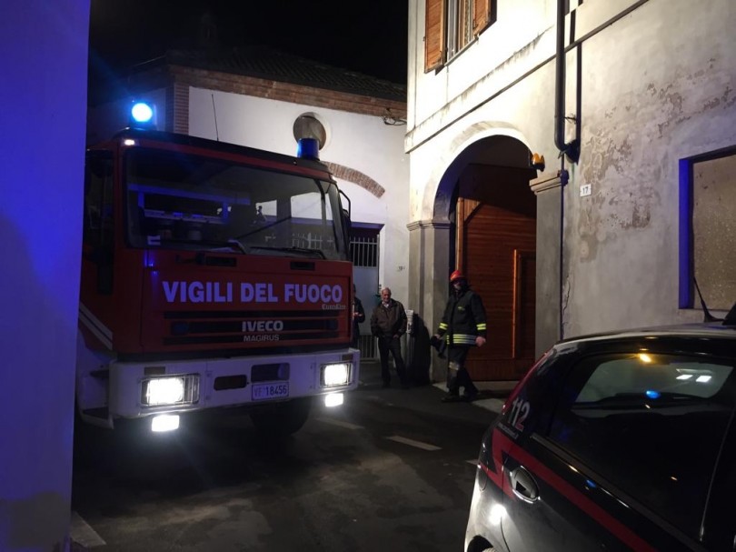 Accende il camino con l’alcool: anziano ustionato